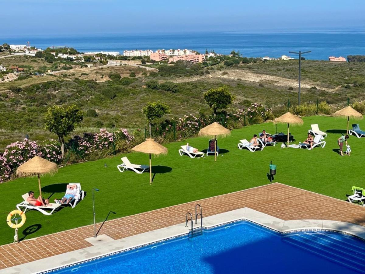 Small Oasis Nelson Mandela Apartment With Sea View, Two Bedrooms, Parking, Terrace And Pool Manilva Exterior foto